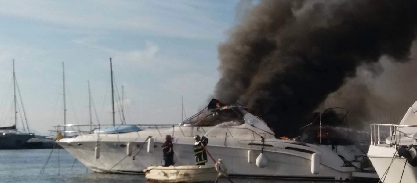Κέρκυρα: Φωτιά ξέσπασε σε σκάφος στα Γουβιά - Καταστράφηκε ολοσχερώς